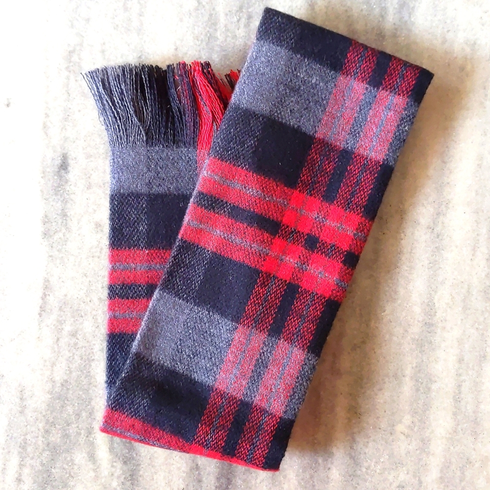 NWOT. Men's Cotton blended plaid scarf.